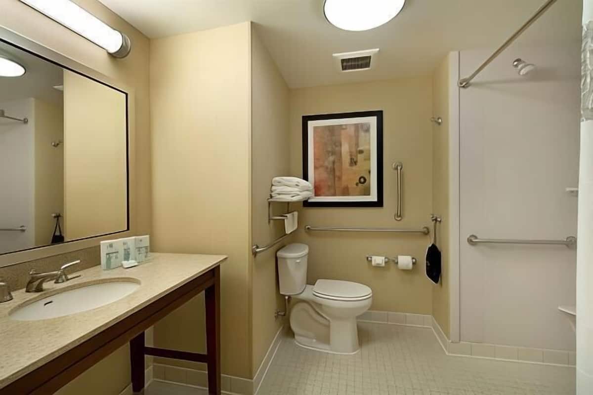 Bad | Toalettartikler (inkludert), hårføner, håndklær og sjampo