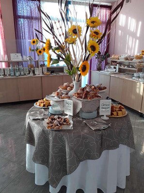 매일 뷔페 아침 식사(1인당 EUR 15)