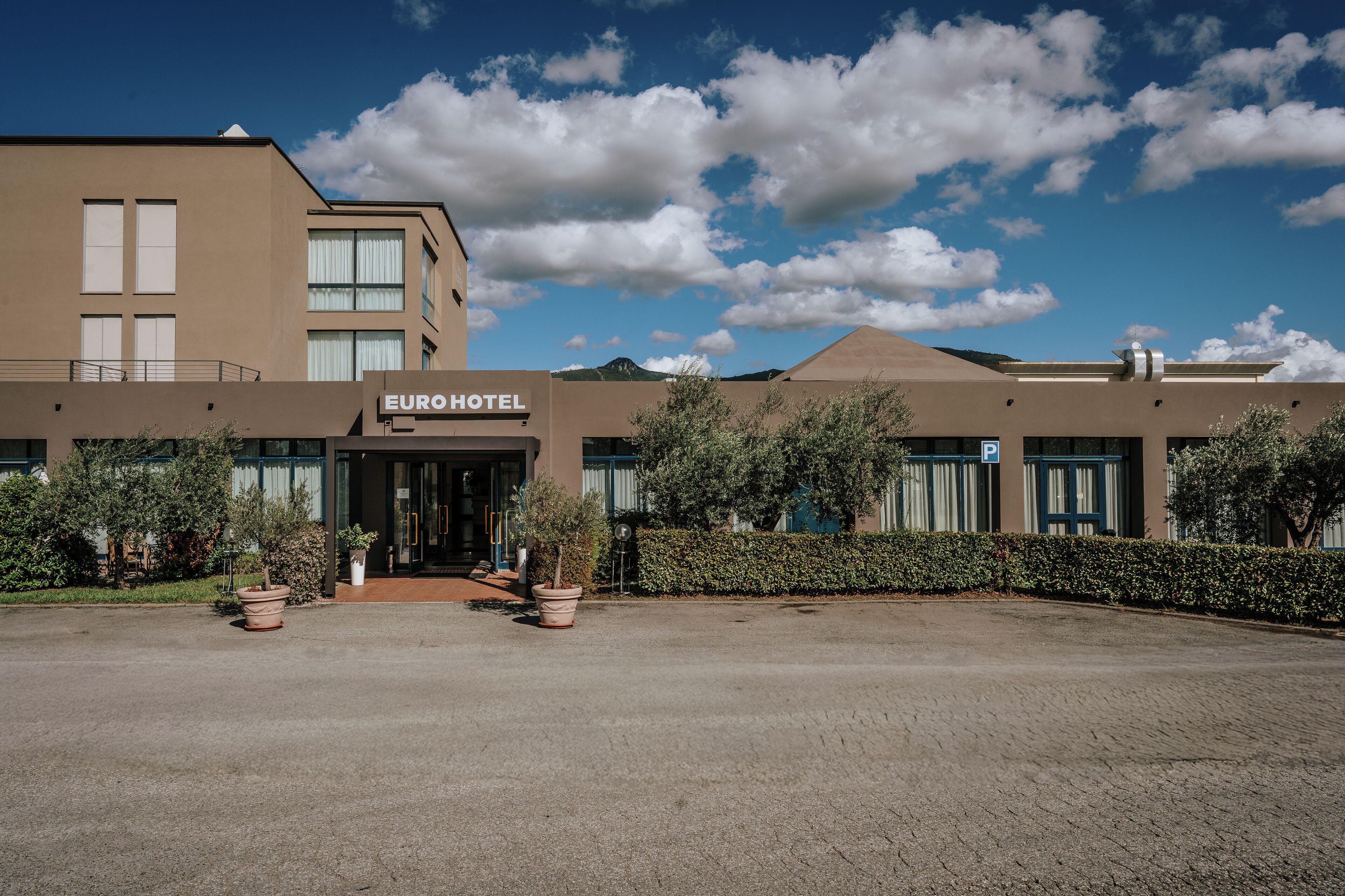 Un hotel moderno con techo plano, grandes ventanales y un cartel que dice 'EUROHOTEL'.