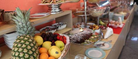 朝食 (ビュッフェ)、毎日提供 (1 名様 15 EUR)