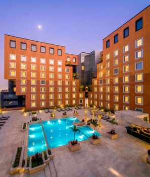 Una piscina al aire libre