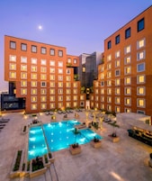Una piscina al aire libre