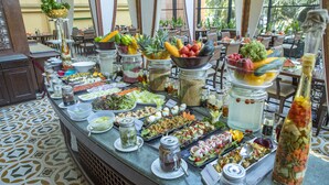 Un bufé con diversos alimentos y acompañamientos.