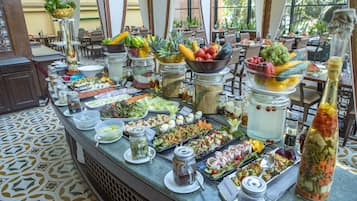 Daily buffet breakfast (INR 659 per person)