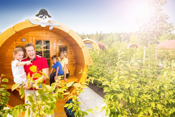 เคบิน, ห้องน้ำรวม (Camping Barrel) | ลานระเบียง/นอกชาน