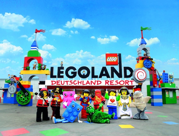 Decoraciones y personajes con temática LEGO en el resort LEGOLAND Deutschland.