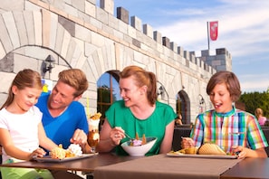 4 restaurants, breakfast served