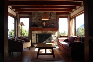 32-Zoll-Plasmafernseher mit Satellitenempfang, Fernseher, Kamin