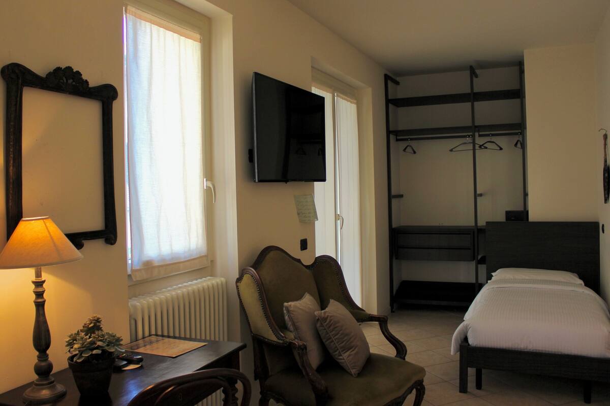 In-room safe, desk, laptop workspace, WiFi (free)