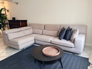 En 32-tommers Flatskjerm-TV med digitale kanaler samt TV