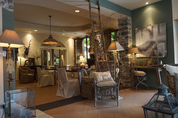Lobby lounge