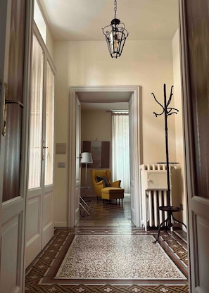 Huoneisto, näköala puutarhaan | Tallelokero huoneessa, yksilöllisesti sisustettu