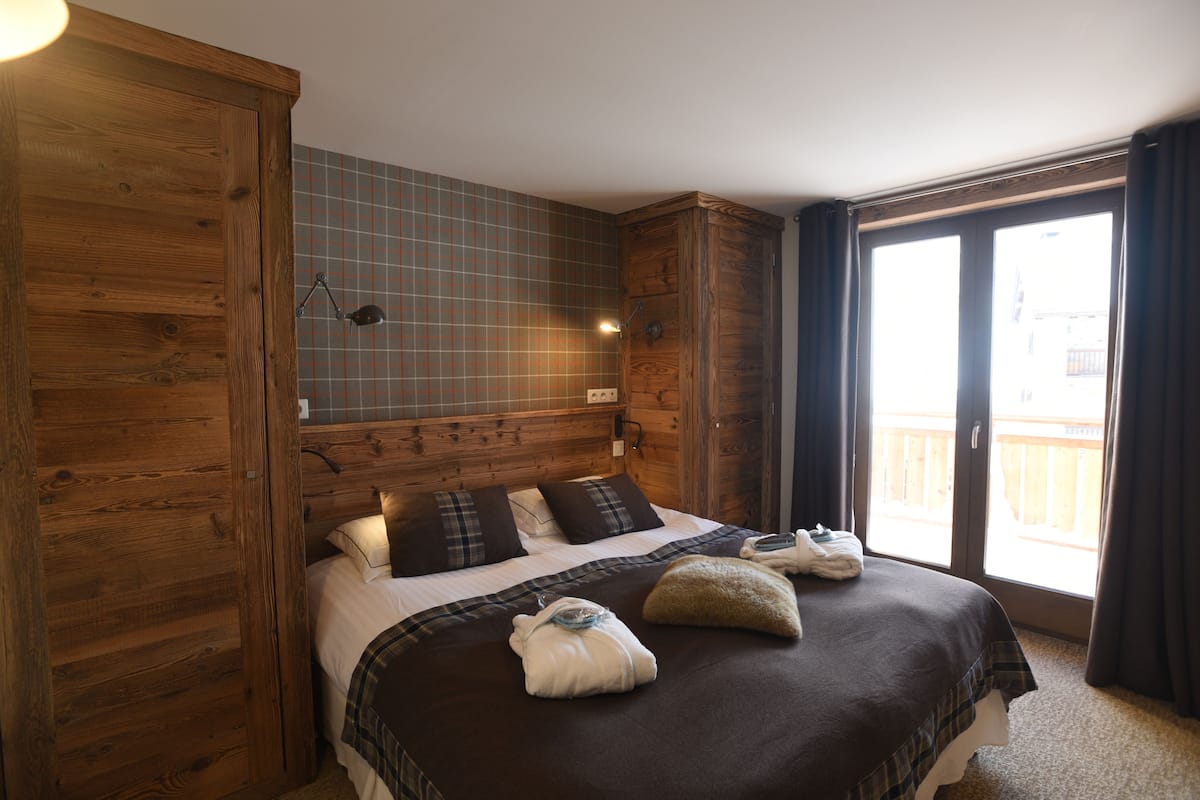 Familiekamer | Luxe beddengoed, een minibar, een kluis op de kamer, een bureau