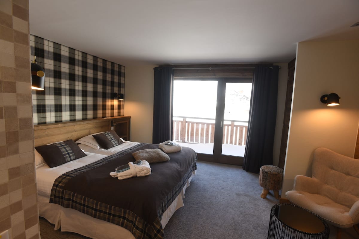 Comfort vierpersoonskamer | Luxe beddengoed, een minibar, een kluis op de kamer, een bureau