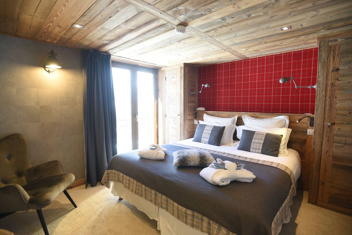 Suite | Luxe beddengoed, een minibar, een kluis op de kamer, een bureau