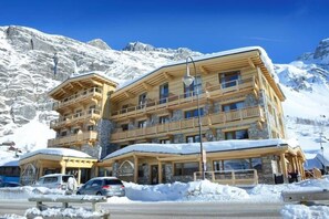 Vista frontal de la propiedad