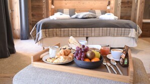 Junior Suite | Premium bedding, minibar, in-room safe, desk - La Toviere (Val-d'Isere)