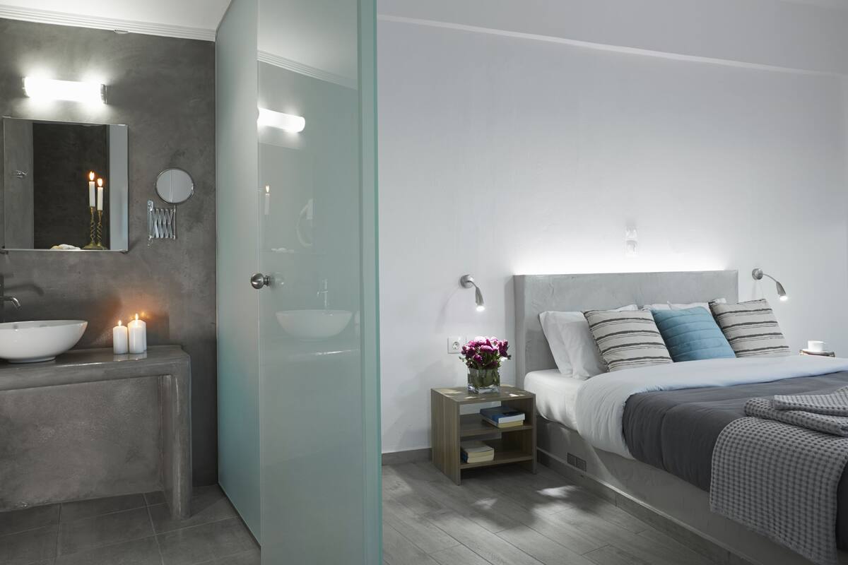 Milos Suite | 1 bedroom, in-room safe, soundproofing, iron/ironing board