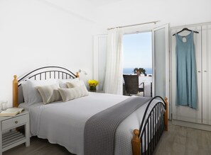 Rom – standard (Renovated) | Safe på rommet, lydisolert, strykejern/-brett og wi-fi (inkludert)