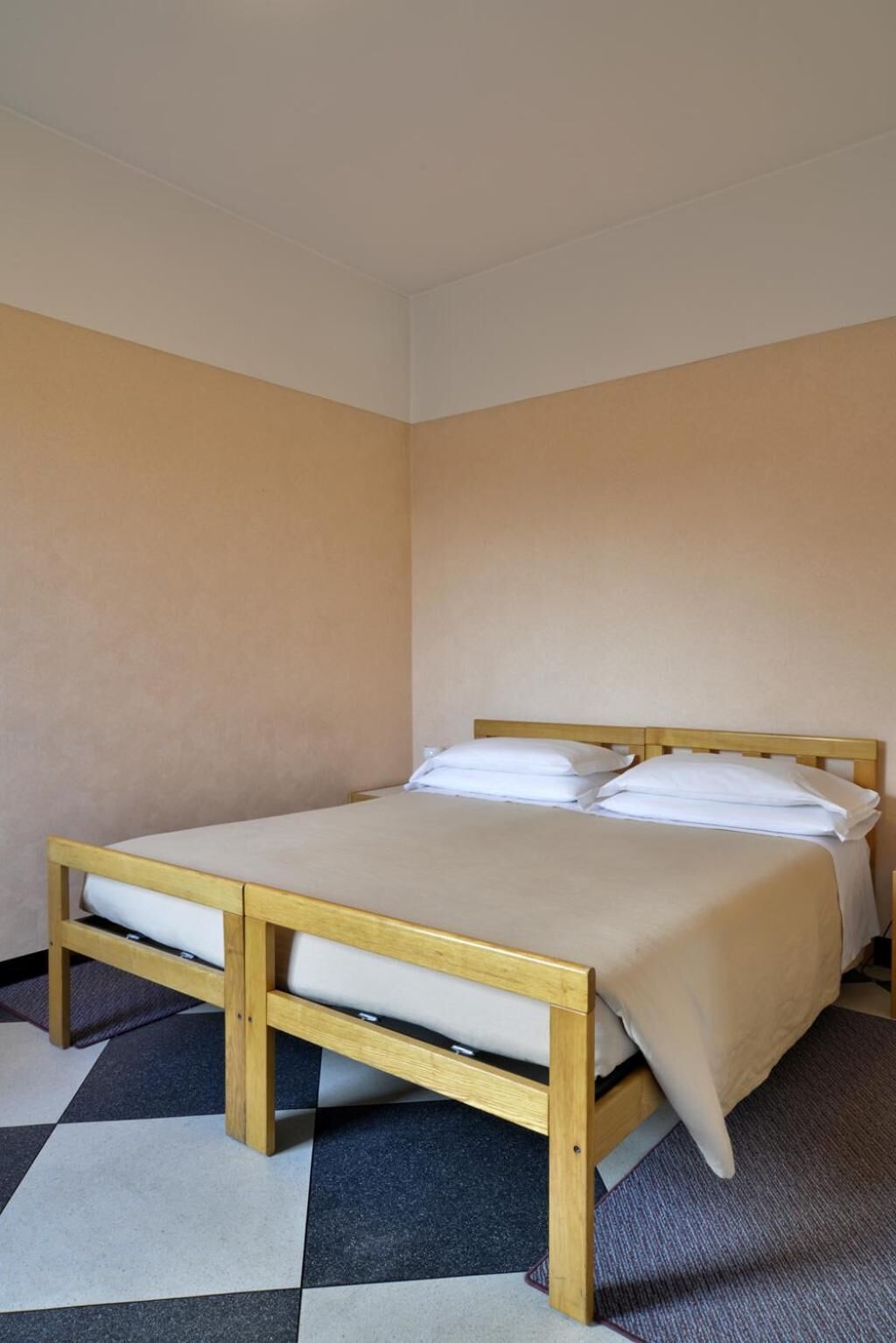 Bureau, fer et planche à repasser, Wi-Fi gratuit, draps fournis