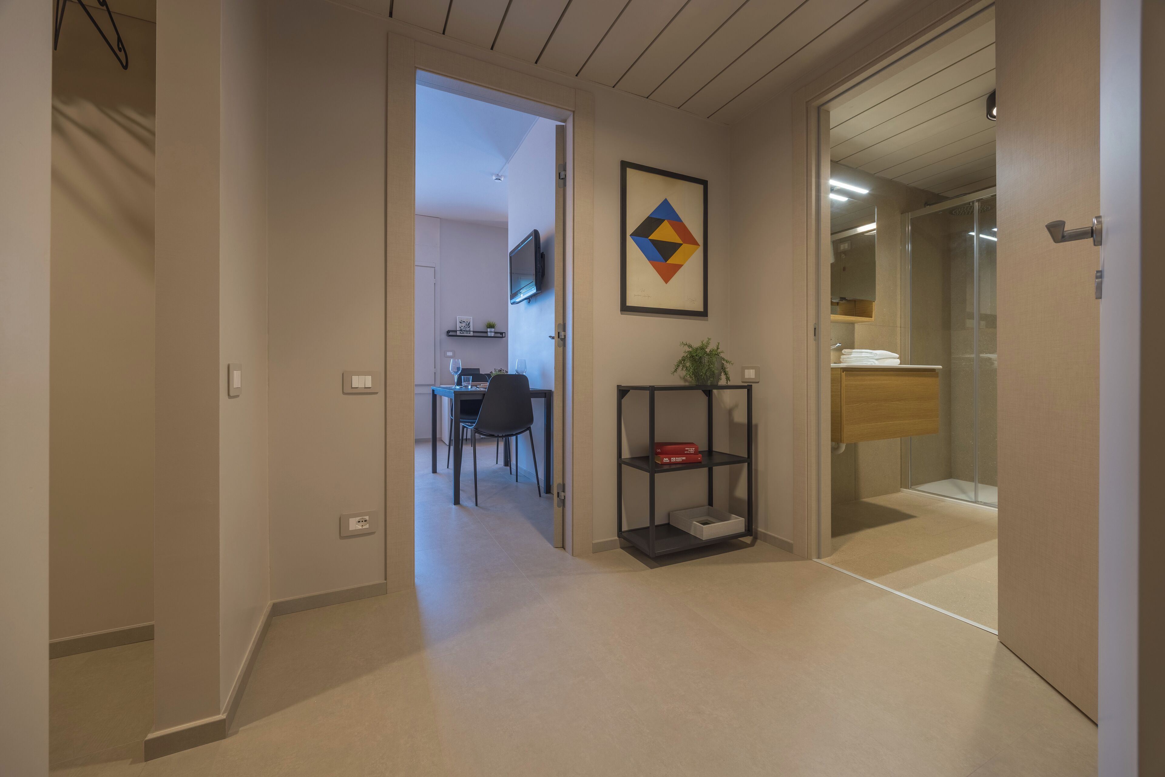 Apartamento superior, 1 quarto | Escrivaninha, ferros/tábuas de passar roupa, Wi-Fi de cortesia