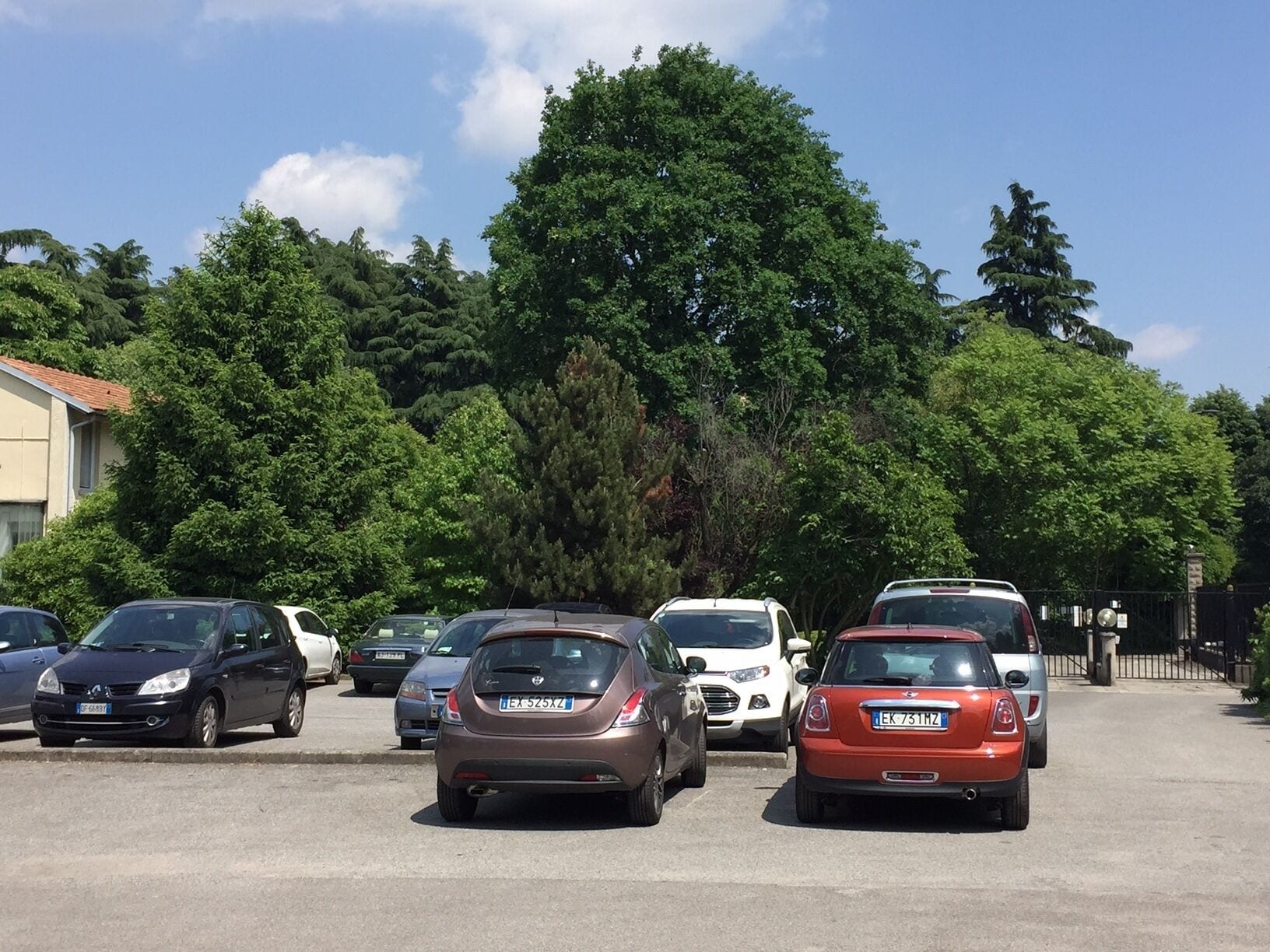 Un estacionamiento con varios coches aparcados.