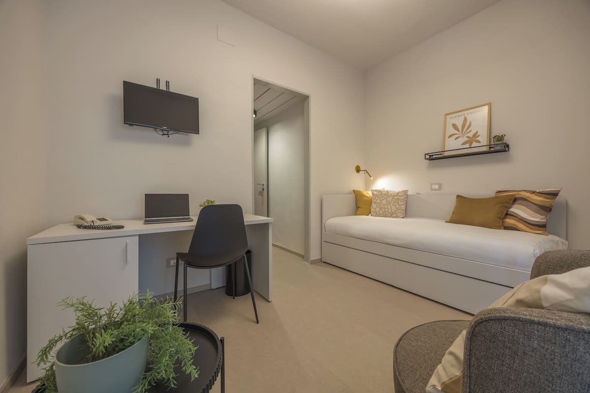 Classic Single Room | Desk, iron/ironing board (on request), free WiFi, bed sheets