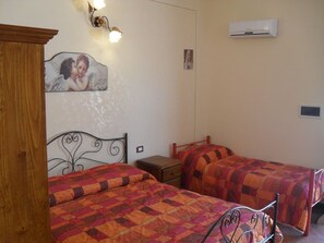 Triple Room | Individually furnished, desk, soundproofing, free WiFi - Agriturismo La Targa (Termini Imerese)