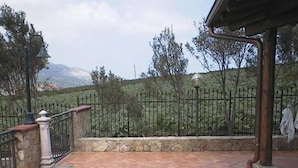 A patio with a tiled floor and a decorative star pattern. - Agriturismo La Targa (Termini Imerese)