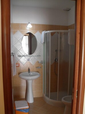 Een douche, gratis toiletartikelen, een haardroger, een bidet