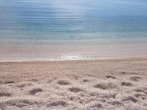 In Strandnähe, Cabañas (gegen Gebühr), Liegestühle, Sonnenschirme