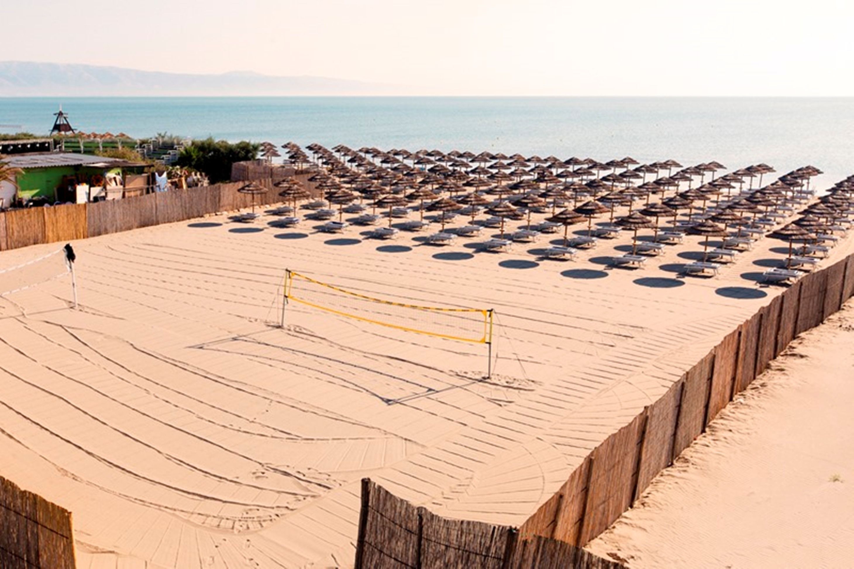 Playa privada, camastros, sombrillas y vóleibol de playa 