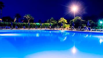 2 piscines extérieures, parasols de plage, chaises longues