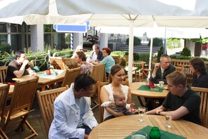 Outdoor dining - Hotel Schwarzer Bär (Linz)
