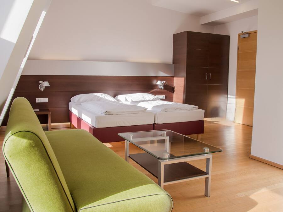 Junior-suite | Allergivenligt sengetøj, pengeskab på værelset, skrivebord