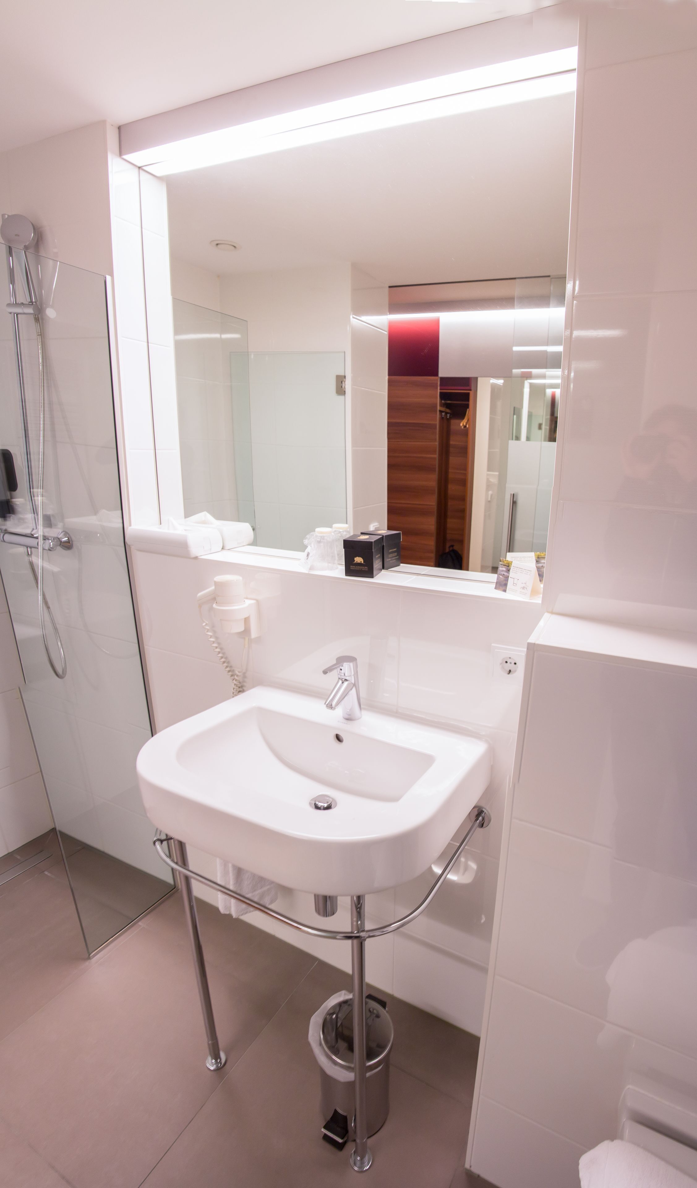 Salle de bain | Sèche-cheveux, serviettes fournies, savon, shampoing