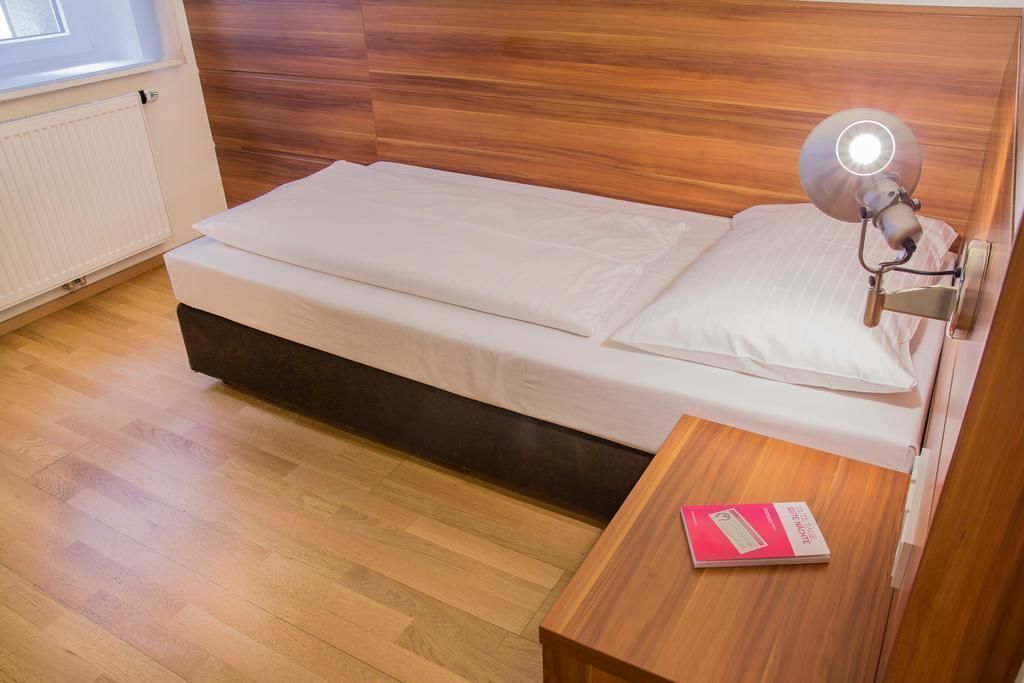 Literie hypoallergénique, coffres-forts dans les chambres, bureau