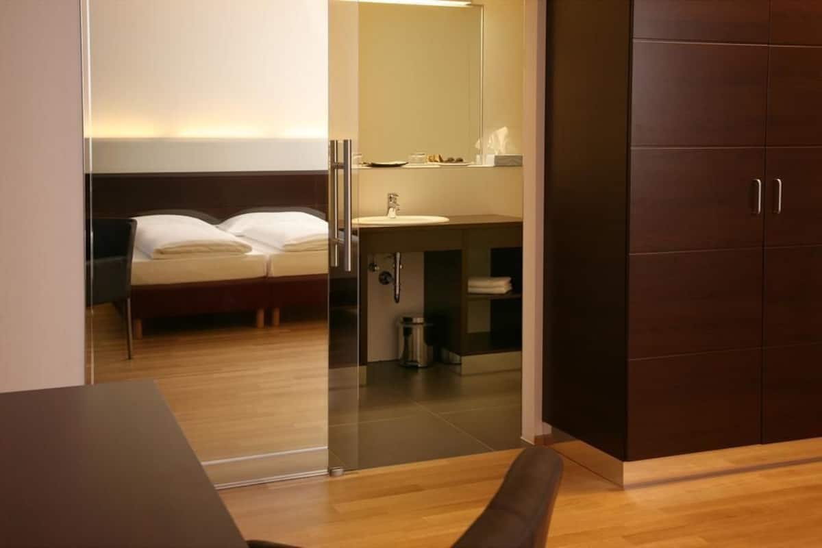 Hypo-allergenic bedding, in-room safe, desk, blackout curtains