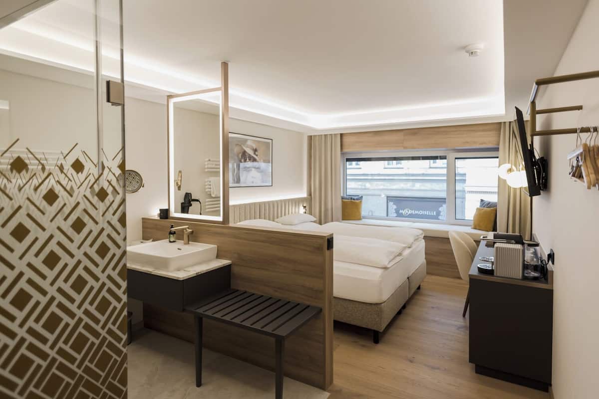 deluxe room | hypo-allergenic bedding, in-room safe, desk, blackout curtains