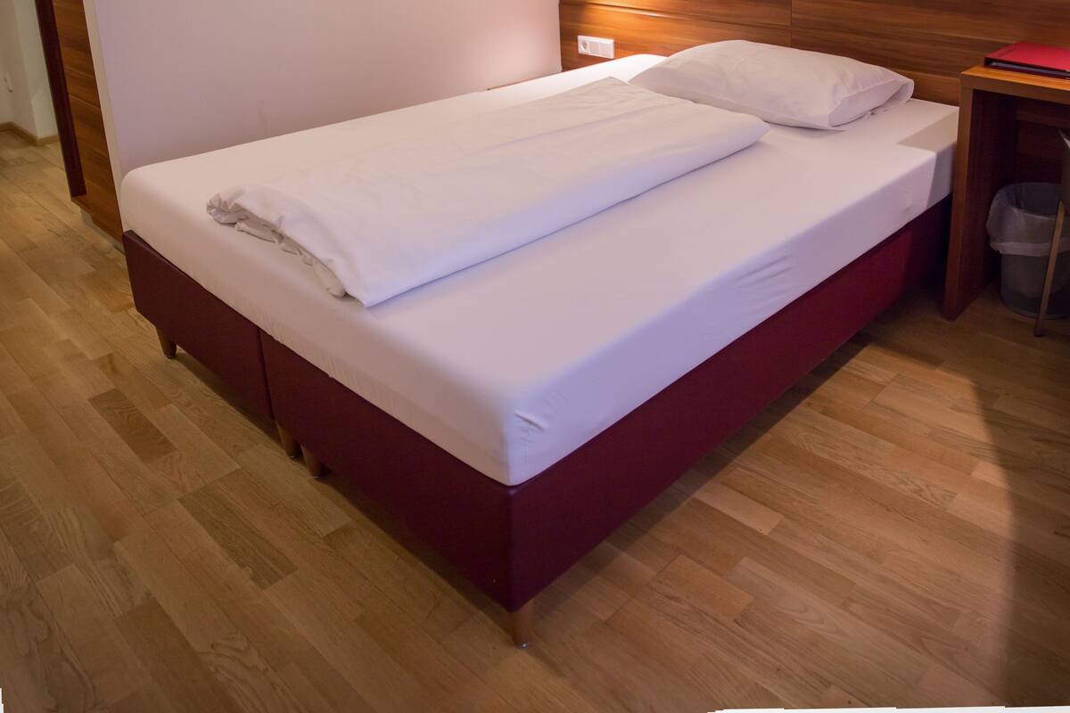 Quarto solteiro empresarial | Roupas de cama antialérgicas, cofres nos quartos, escrivaninha