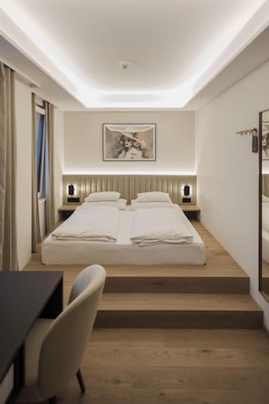 Superior Room | Hypo-allergenic bedding, in-room safe, desk, blackout drapes - Hotel Schwarzer Bär (Linz)