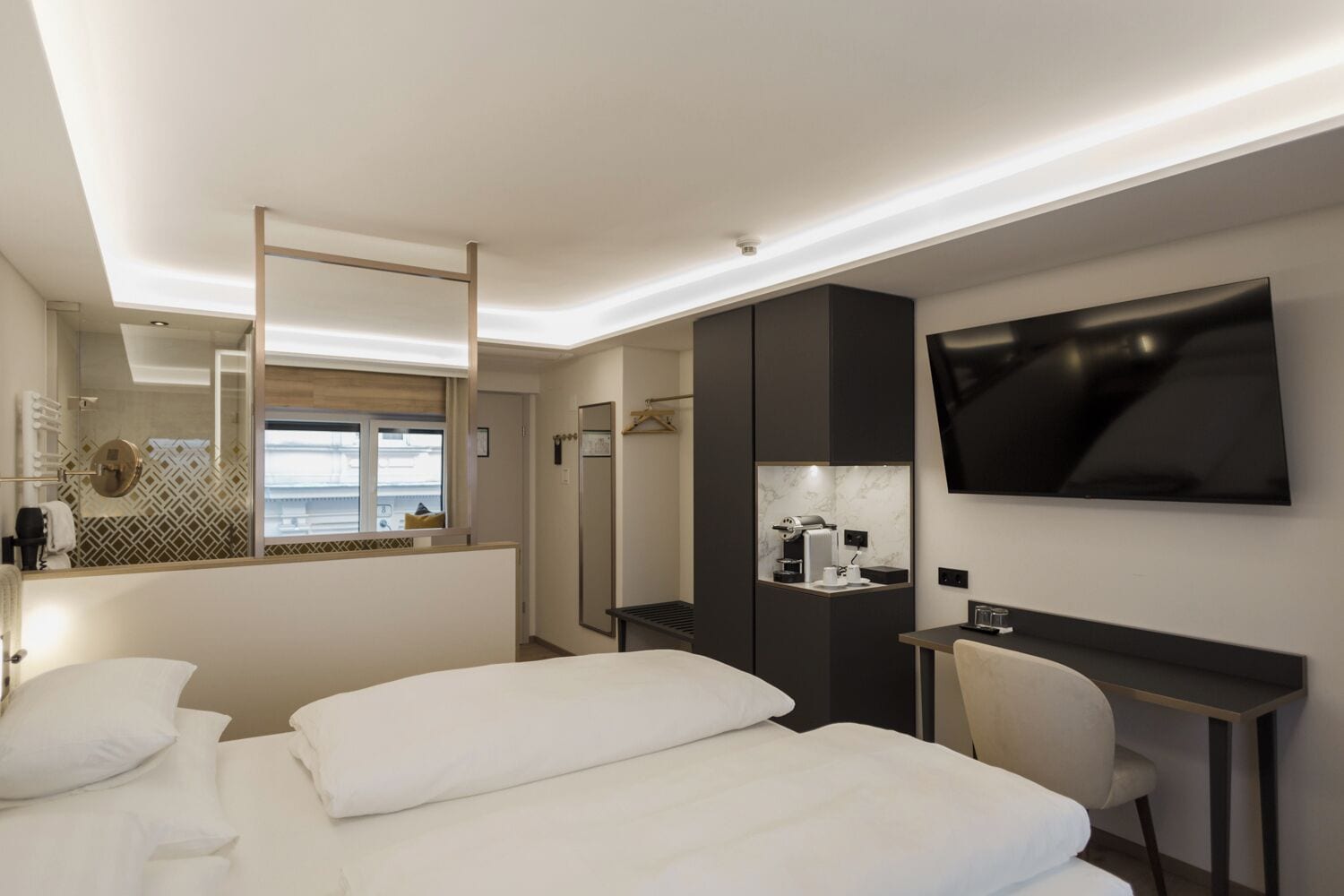 deluxe room | hypo-allergenic bedding, in-room safe, desk, blackout curtains