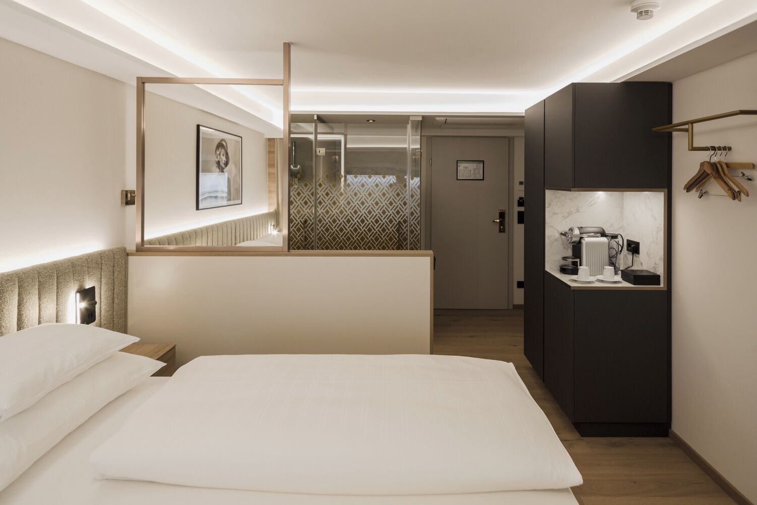 deluxe room | hypo-allergenic bedding, in-room safe, desk, blackout curtains