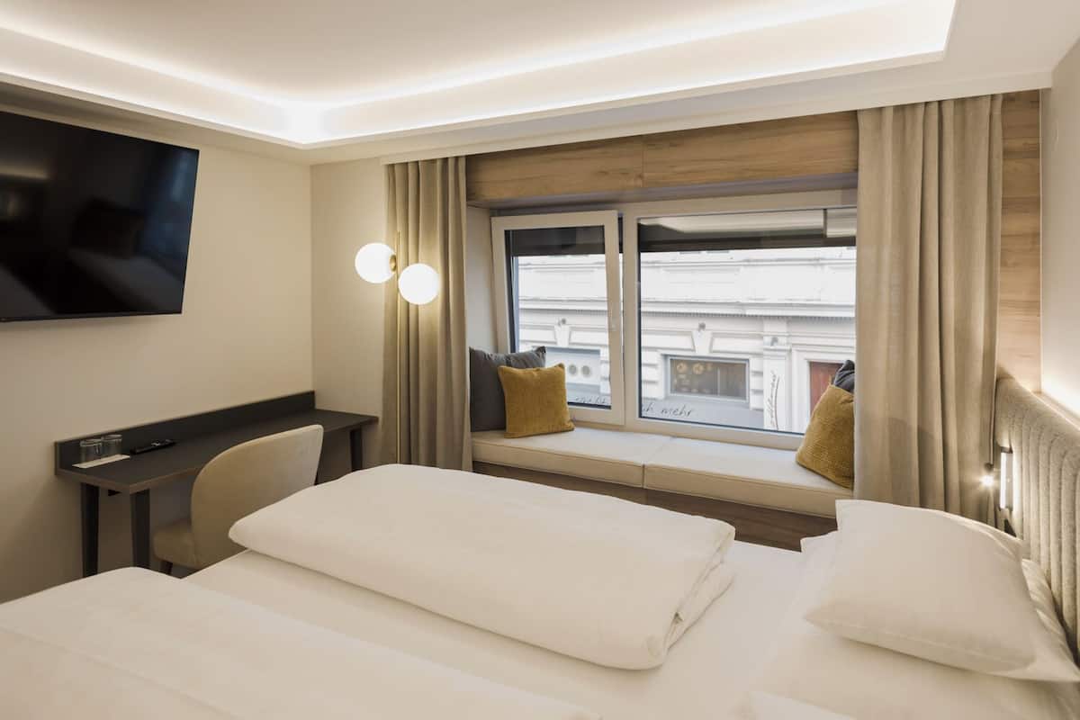 deluxe room | hypo-allergenic bedding, in-room safe, desk, blackout curtains