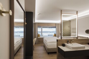 Ropa de cama hipoalergénica y caja de seguridad en la habitación 