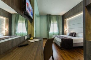 Hochwertige Bettwaren, Minibar, Zimmersafe, Schreibtisch