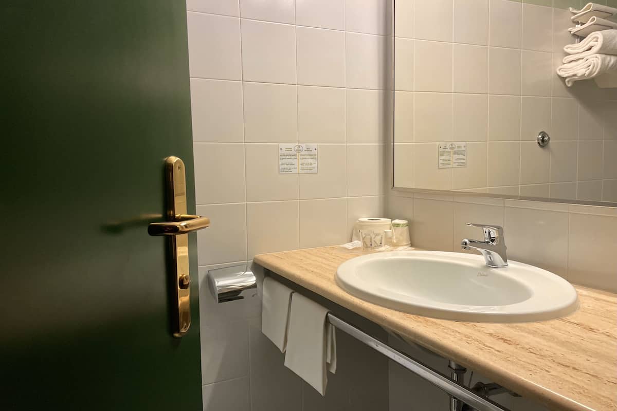 standard double or twin room | premium bedding, minibar, in-room safe, desk