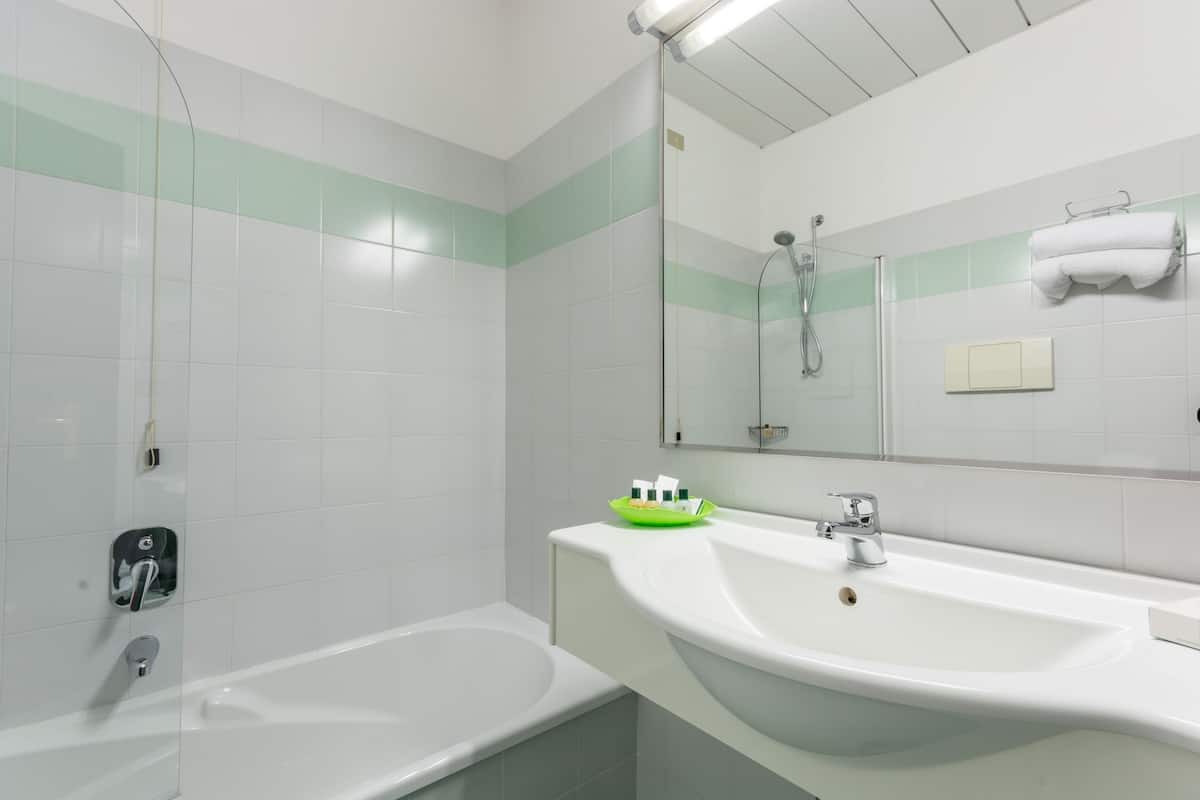 combined shower/bathtub, free toiletries, hair dryer, towels