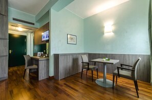 Roupas de cama premium, frigobar, cofres nos quartos, escrivaninha
