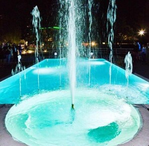 室外游泳池，提供泳池遮陽傘